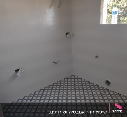 חדר עם אריחי קיר ורצפה מותקנים, חיווט חשמלי חשוף